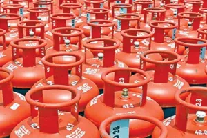 এক ধাক্কায় ৩৫৭ টাকা কমল এলপিজির দাম, ১২ কেজি সিলিন্ডারের নতুন মূল্য, জানুন